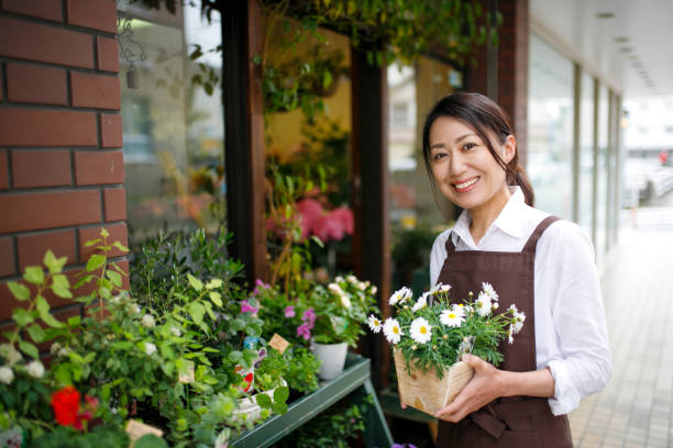 donna negozio di fiori giapponese - fioraio negoziante foto e immagini stock