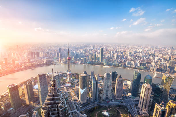 skyline de shanghai y paisaje al atardecer - shanghái fotografías e imágenes de stock