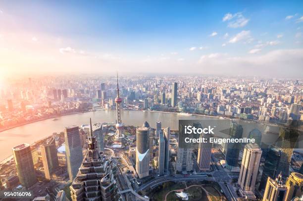 Skyline De Shanghai Y Paisaje Al Atardecer Foto de stock y más banco de imágenes de China - China, Shanghái, Economía