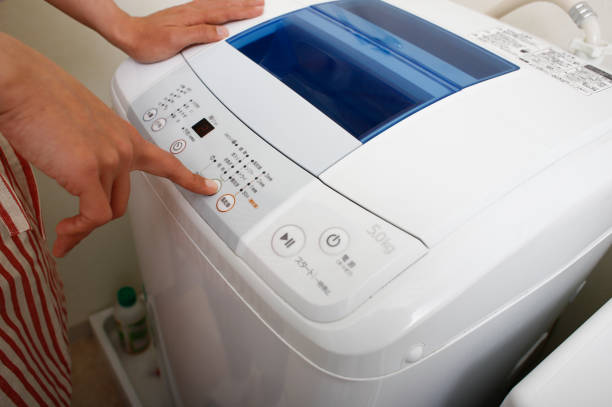 istock Asian woman and washing machine 954016874