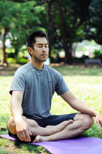 meditation, mentale wellness zu fördern - zen like nature breathing exercise sitting stock-fotos und bilder