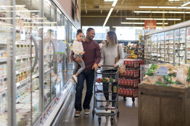 istock Family Outing to the Grocery Store 954023540