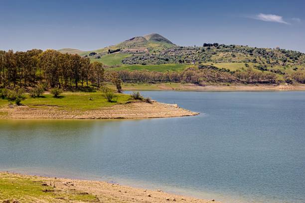 istock Lake of Pozzillo (Sicily) 954023632