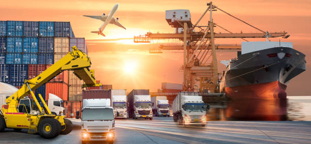 Container ship in import export and business logistic. Trade Port. Shipping, cargo to harbor and Cargo plane with working crane bridge in shipyard at sunrise, logistic import export and transport industry background nave de envase en importación exportación y logística. puerto de comercio. transporte marítimo, puerto y avión de carga con puente grúa en el astillero de trabajo al amanecer, logística importación exportación y transporte de fondo