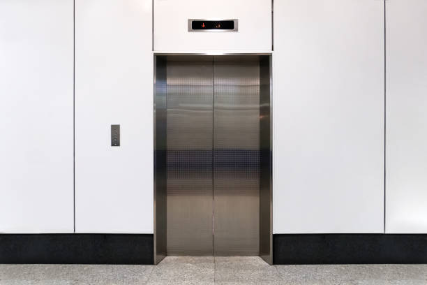 un moderno ascensor vacío o un ascensor con puertas de metal - elevator push button stainless steel floor fotografías e imágenes de stock