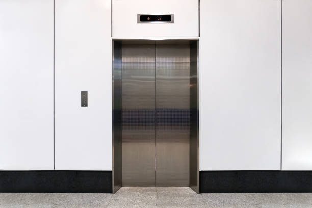 빈 현대 엘리베이터 또는 리프트 금속 문 - elevator push button stainless steel floor 뉴스 사진 이미지