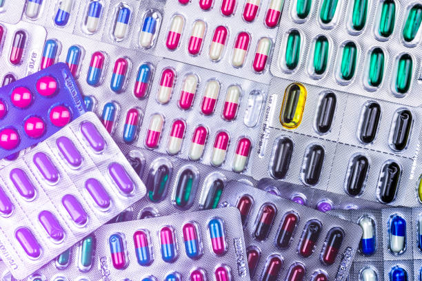 美しい模様とカラフルな錠剤・ カプセル錠剤ブリスター包装の上面を手配します。製薬業界の概念。完全なフレームの丸薬の背景。世界の医薬品。欠陥があります。 - amoxicillin ストックフォトと画像