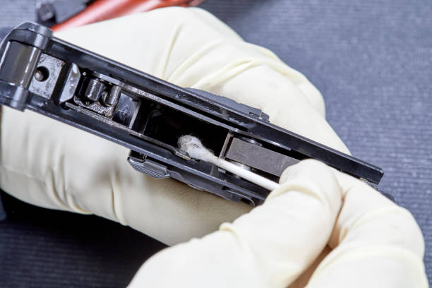 pulizia dell'interno di una pistola - hiding carrying weapon handgun foto e immagini stock