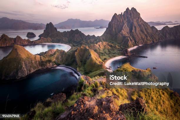 Isola Padar Parco Nazionale Di Komodo Indonesia - Fotografie stock e altre immagini di Indonesia - Indonesia, Isola di Komodo, Paesaggio