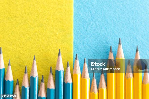 Bleistift Stockfoto und mehr Bilder von Gegensatz - Gegensatz, Blau, Ganz oben