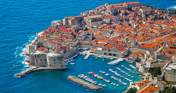 Vista del puerto y la vieja ciudad de Dubrovnik Croacia photo