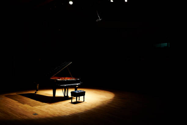 plan Piano on stage piano stock pictures, royalty-free photos & images