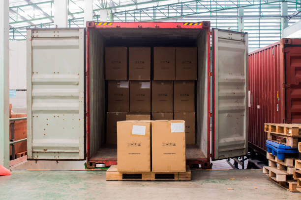 die kartons mit beladung aus container - unloading stock-fotos und bilder