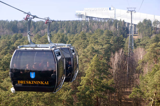 o teleférico de "arena de neve" em druskininkai no fundo da floresta de primavera. - ski arena - fotografias e filmes do acervo