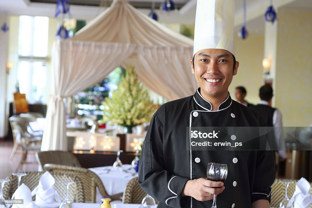 chef holding Rot Glas Wein im restaurant - Lizenzfrei Hotelier Stock-Foto
