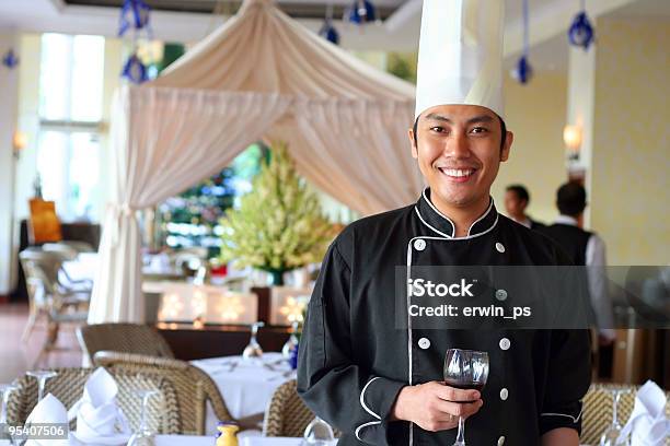 Foto de Chef Segurando O Vinho Tinto No Restaurante e mais fotos de stock de Hoteleiro - Hoteleiro, 30 Anos, Adulto