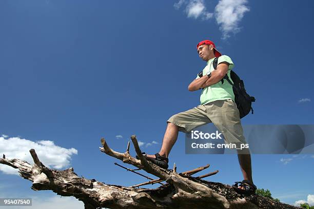 Back Packer In Campo - Fotografie stock e altre immagini di Adulto - Adulto, Ambientazione esterna, Avventura