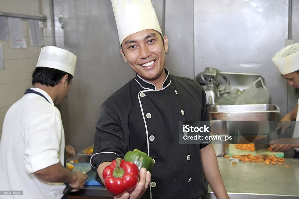 chef no trabalho mostrando capsicum - Foto de stock de Adulto royalty-free