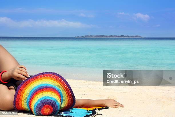 Vacanza In Spiaggia - Fotografie stock e altre immagini di Abbronzarsi - Abbronzarsi, Acqua, Adulto