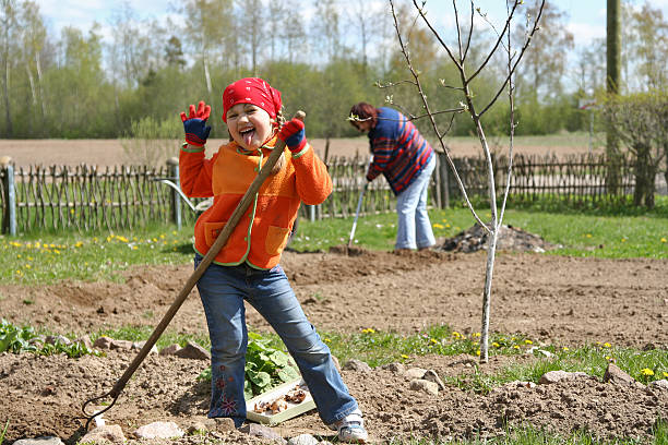 fille de jardinage - gardening vegetable garden action planting photos et images de collection