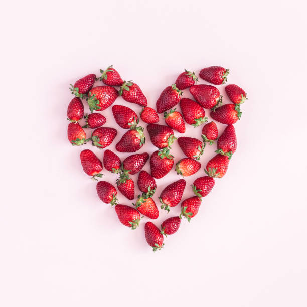 istock Strawberry on pink background. Flat lay, top view, square 954087442