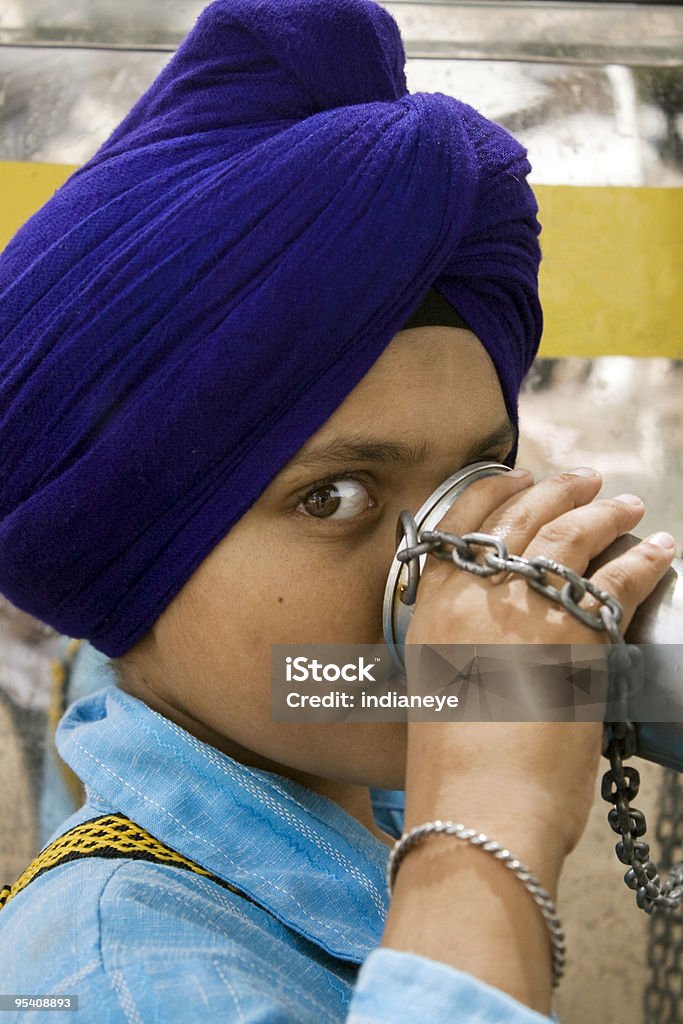 Sikh dziecko wody pitnej - Zbiór zdjęć royalty-free (Dziecko)