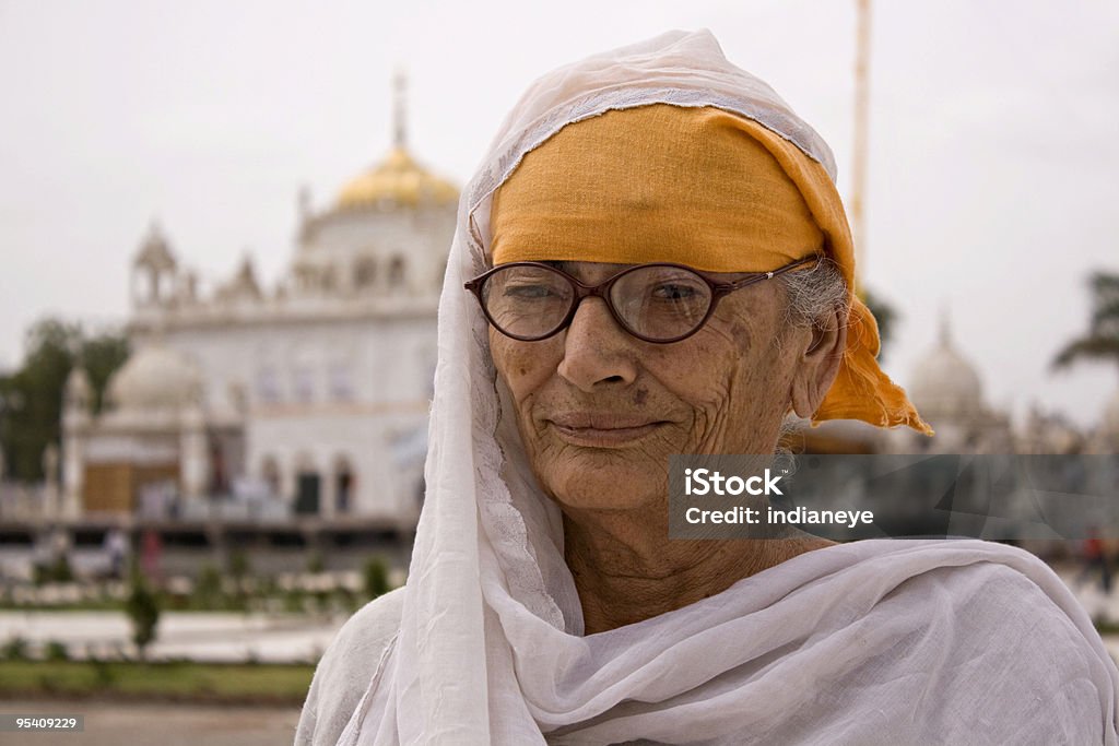 Mujer mayor religiosa - Foto de stock de 60-69 años libre de derechos