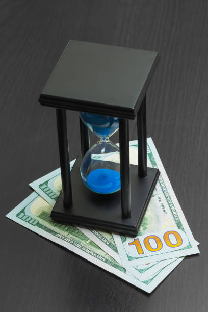 모래시계, 달러. - finance photography us currency stopwatch 뉴스 사진 이미지