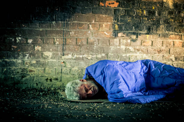 hombre mayor sin hogar durmiendo áspero en túnel del metro - brick wall homelessness wall begging fotografías e imágenes de stock