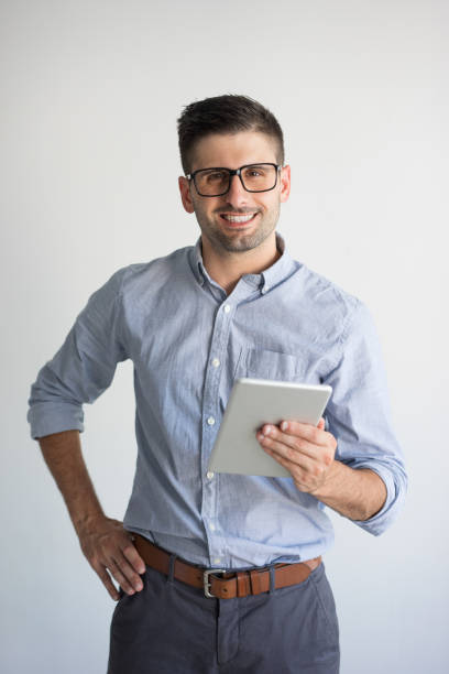 retrato de feliz hombre de negocios con tableta digital - vertical caucasian glasses red hair fotografías e imágenes de stock