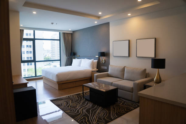 ベッドルームとリビング スペースに居心地の良いスタジオ アパート設計 - ホテル ストックフォトと画像
