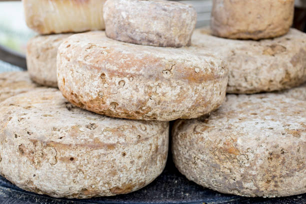 rustykalne francuskie koła serowe ułożone na rynku - meal traditional culture heap food and drink zdjęcia i obrazy z banku zdjęć