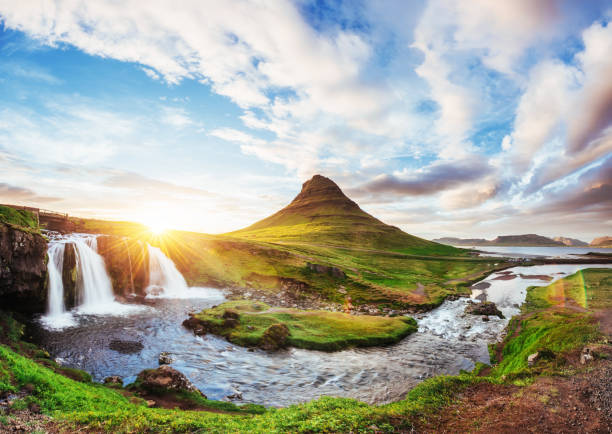 il pittoresco tramonto su paesaggi e cascate. monte kirkjufell, islanda - stream river water spring foto e immagini stock