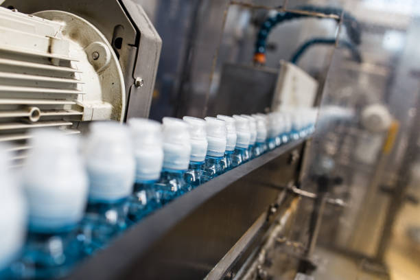 istock Water bottling factory 954132454