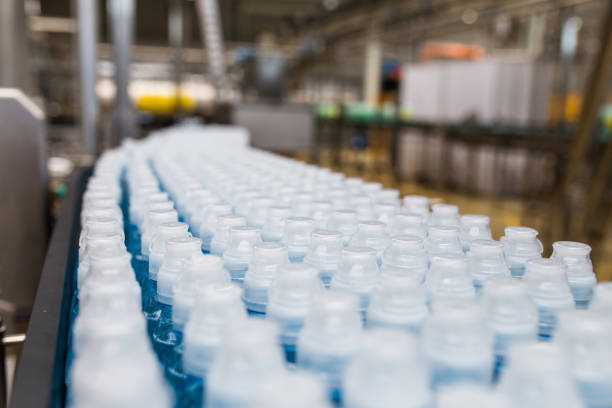 istock Water bottling factory 954132458