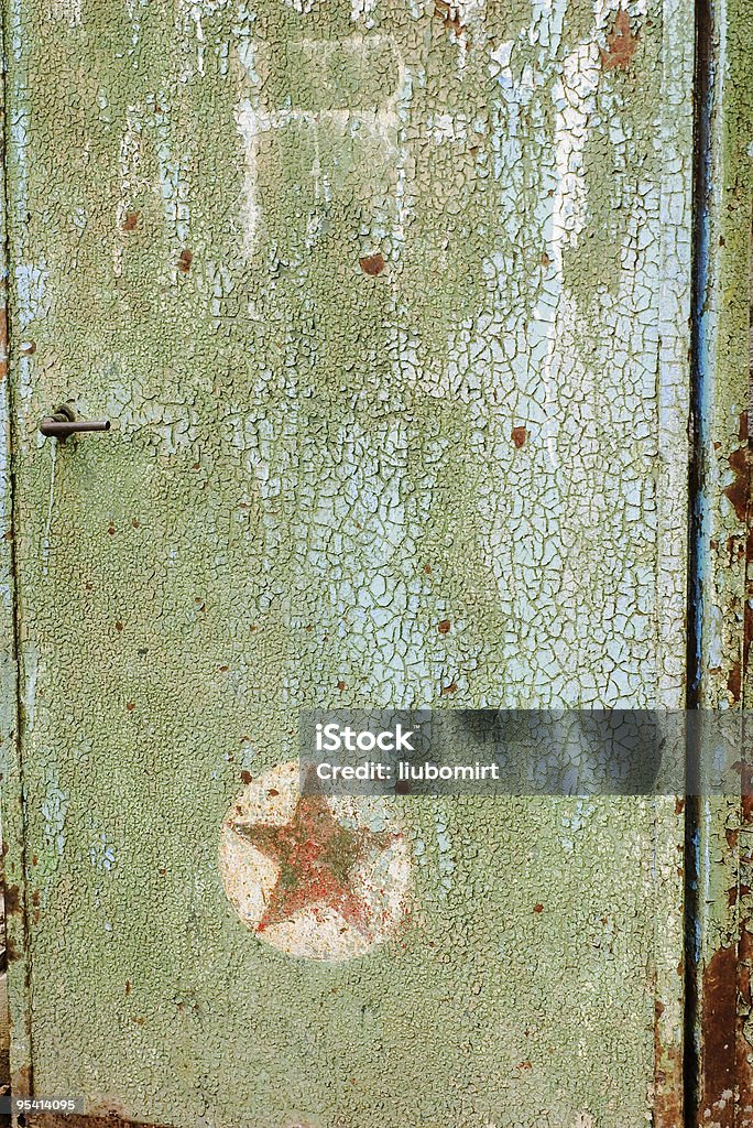 Agrietado puerta con pintura y estrella roja - Foto de stock de Agrietado libre de derechos