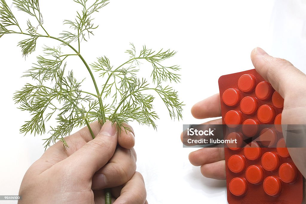 Mãos com o pacote de vermelho tablets e erva-doce - Foto de stock de Branco royalty-free