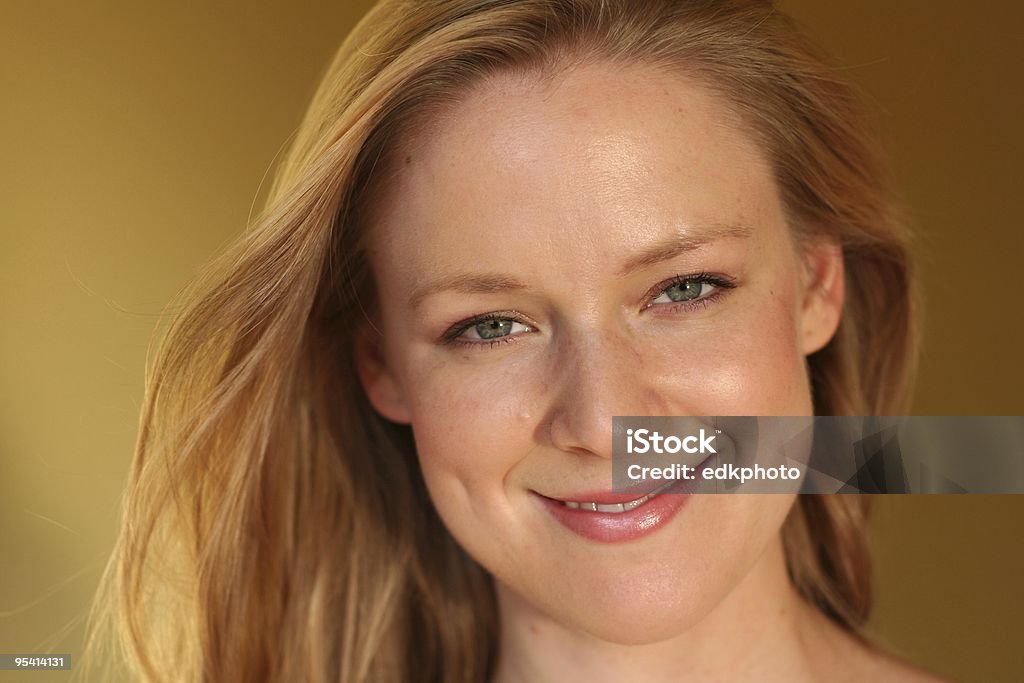 Sorridente bionda con capelli di flusso. - Foto stock royalty-free di Capelli biondi