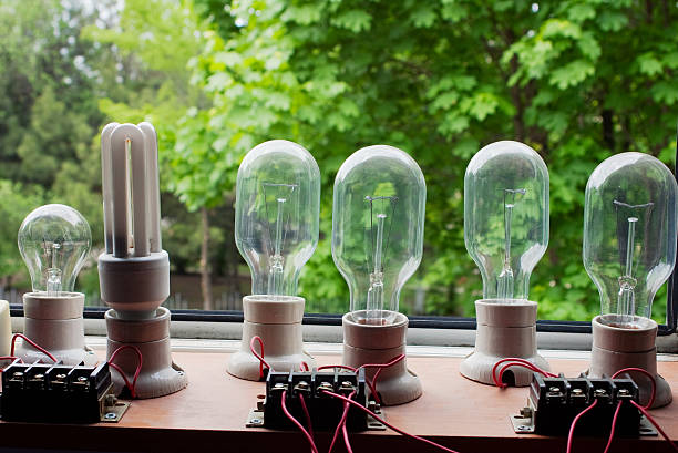 electric glühbirnen in verbindung mit roten kabel - fluorescent light lighting equipment light bulb box stock-fotos und bilder