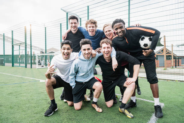 amigos del equipo retrato antes de fútbol kickabout - sólo hombres jóvenes fotografías e imágenes de stock