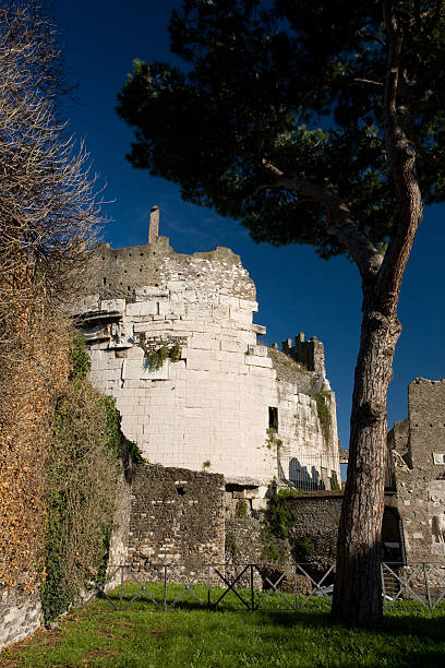 mausoleo de caecilia metella en la vía apia - caecilia metella fotografías e imágenes de stock