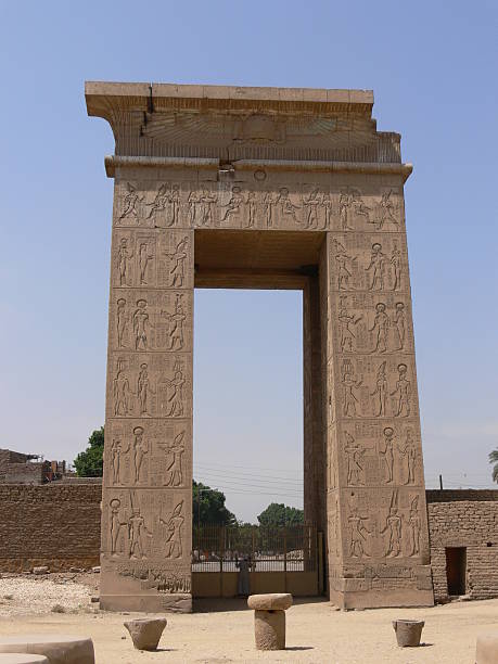 porta del tempio di karnak - sentinels of the tomb foto e immagini stock