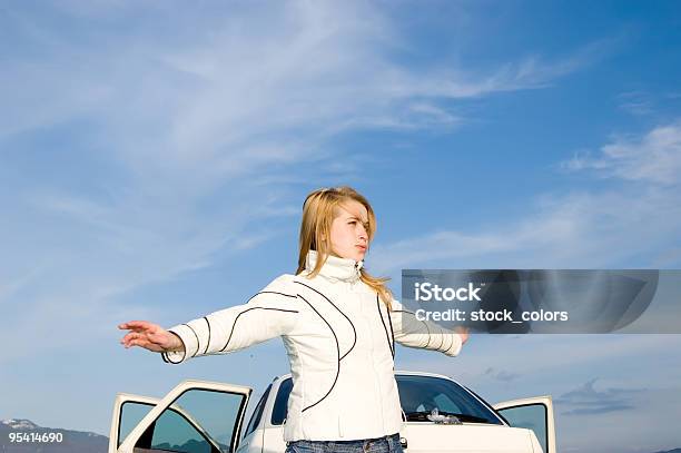 Libertà - Fotografie stock e altre immagini di Automobile - Automobile, Fare lo stretching, Persone