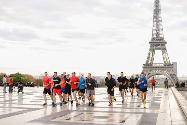 equipa europeia de corredores correr em background torre eiffel no trocadero quadrados, paris - passadeira via pública - fotografias e filmes do acervo