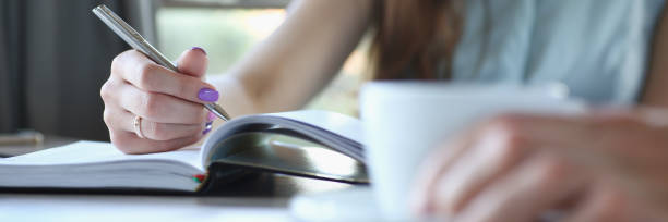 des gens d’affaires en pause café café à table tenir la tasse de café dans les bras - the thinker audio photos et images de collection