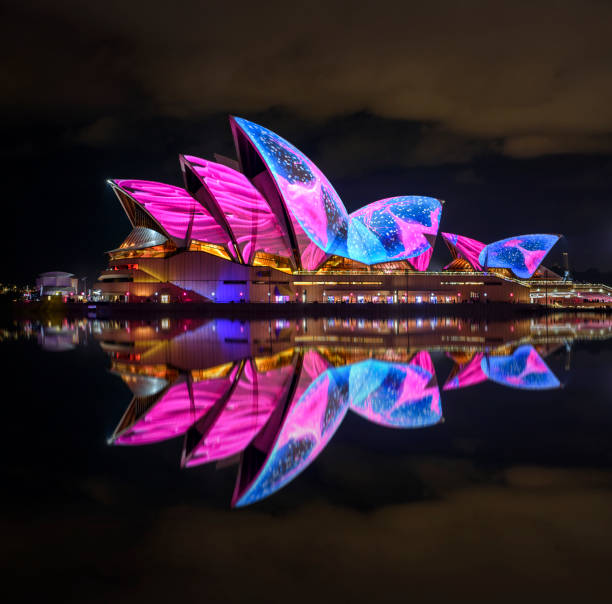 vivid sydney-ópera  - sydney opera house sydney harbor opera house bright fotografías e imágenes de stock