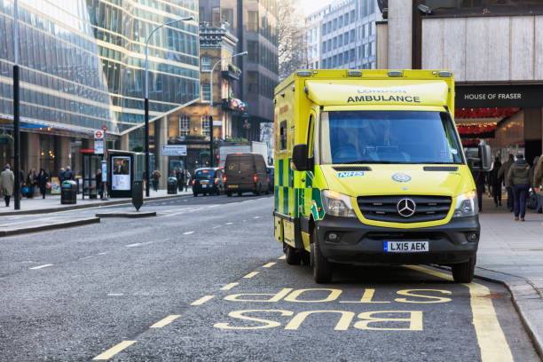 londres emergencia de ambulancia - urgent palabra en ingl�és fotografías e imágenes de stock