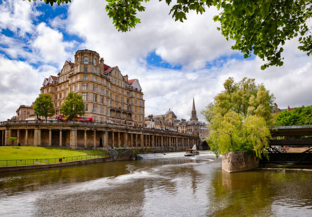 empire hotel and the pulteney weir on river avon at bath somerset south west england uk - somerset west imagens e fotografias de stock