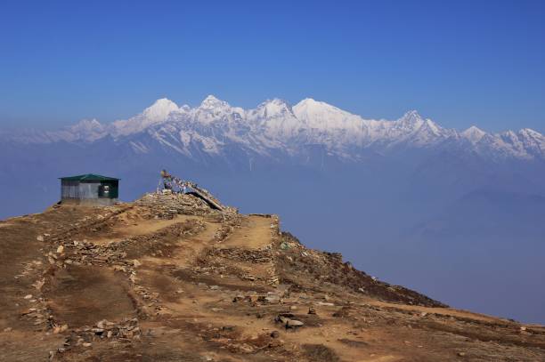 chaîne de montagnes de ganesh himal à partir de laurebina, népal. fogy jour du printemps dans l’himalaya. - ganesh himal photos et images de collection