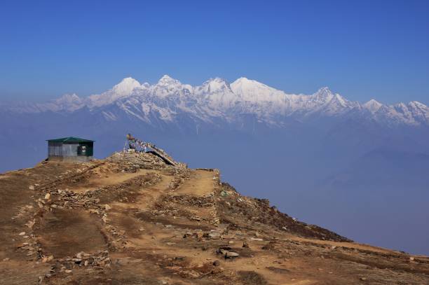 catena montuosa di ganesh himal vista da laurebina, nepal. giornata primaverile nebbiosa sull'himalaya. - ganesh himal foto e immagini stock